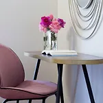 Avra Private لاسي