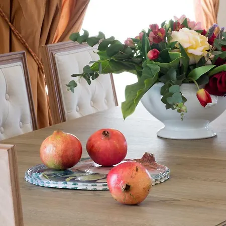 Avra Private Ласси