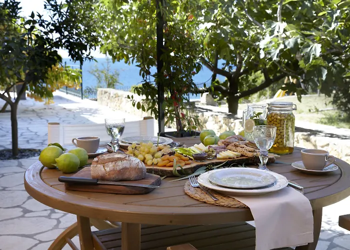 Avra Private Λάσση